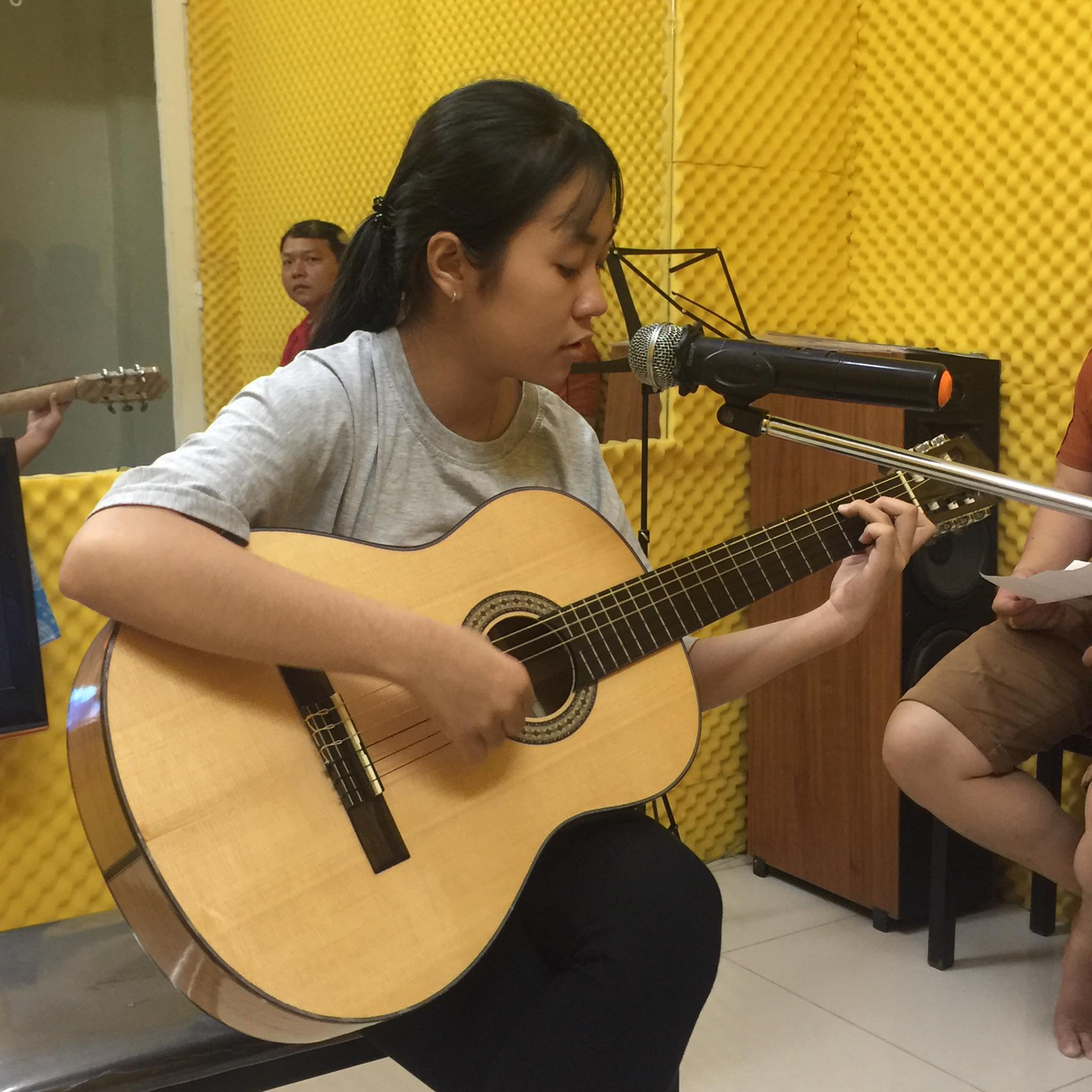 luyện tập đàn guitar tại ChaChaCha Gò Vấp