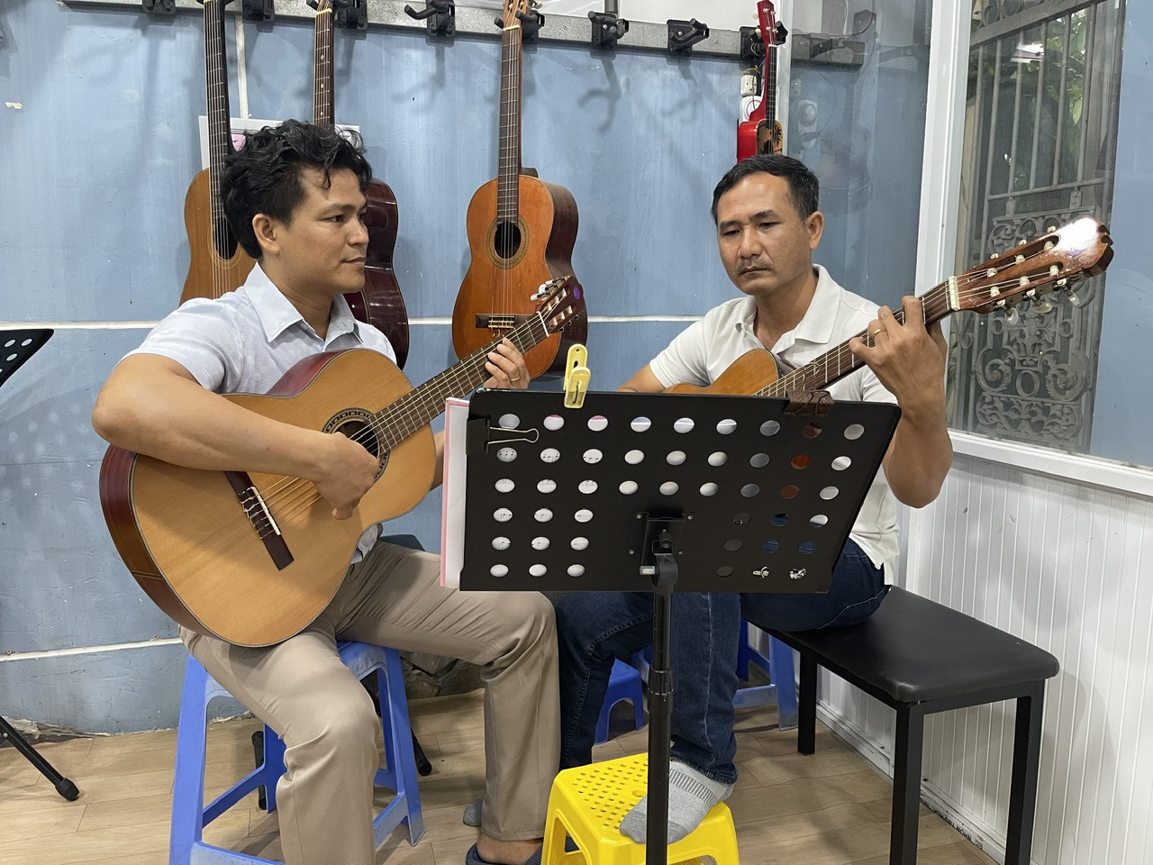 Hướng dẫn của thầy giáo với học viên lớn tuổi muốn theo đuổi bộ môn guitar