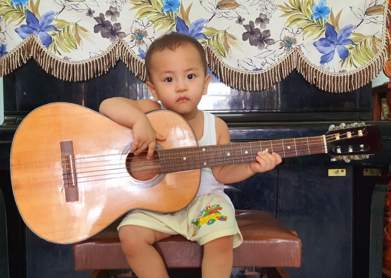 Bé 3 tuổi đã thử trải nghiệm âm thanh của đàn guitar
