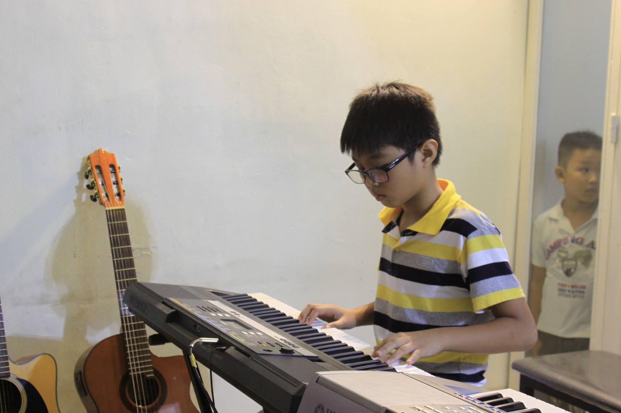 Học viên lớp nhạc ChaChaCha đang luyện đàn Organ