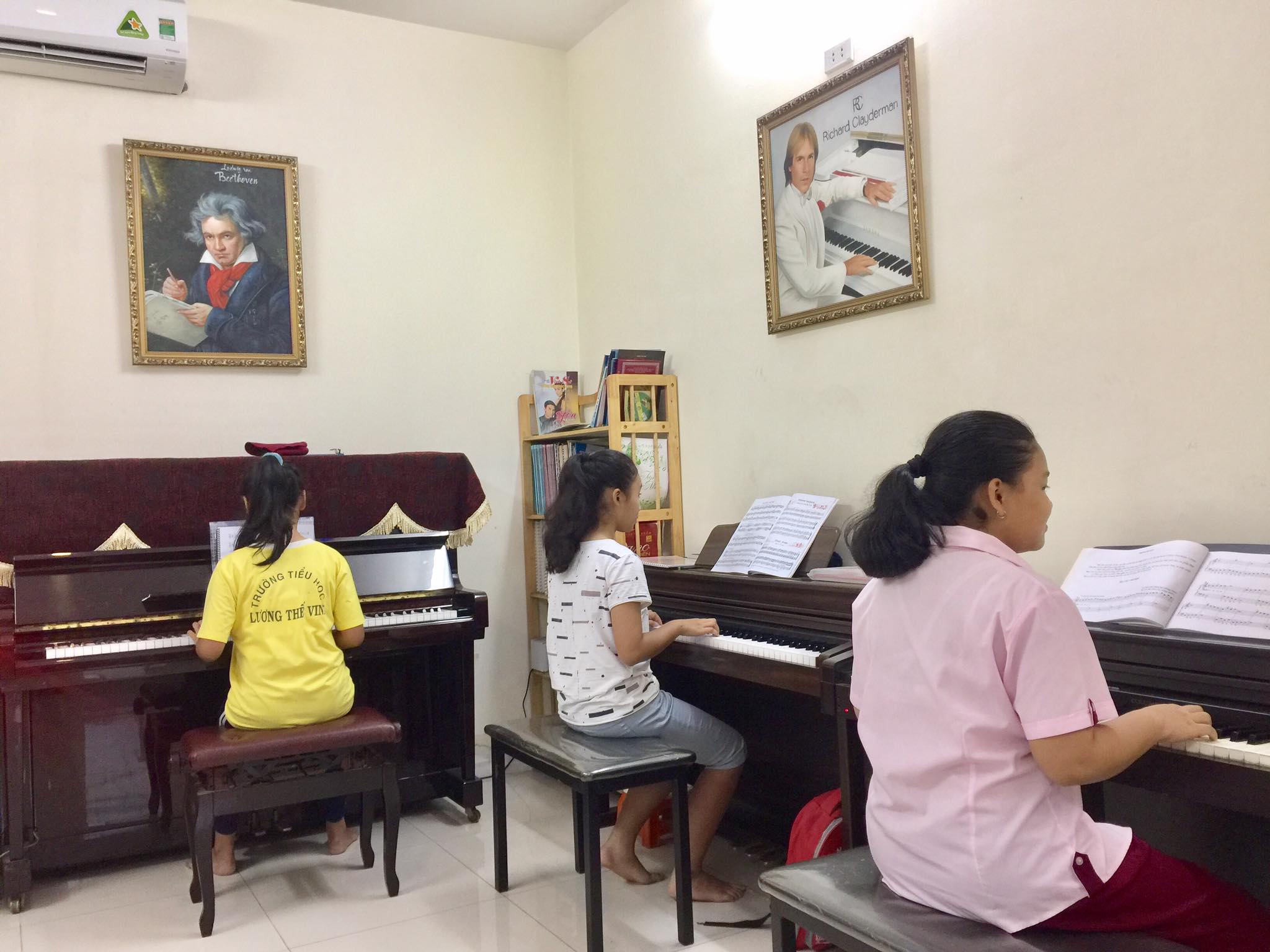 Các bé cùng luyện Piano tại lớp nhạc ChaChaCha