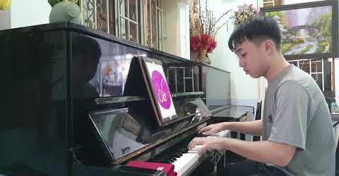 Học viên ChaChaCha đang luyện ngón đàn piano