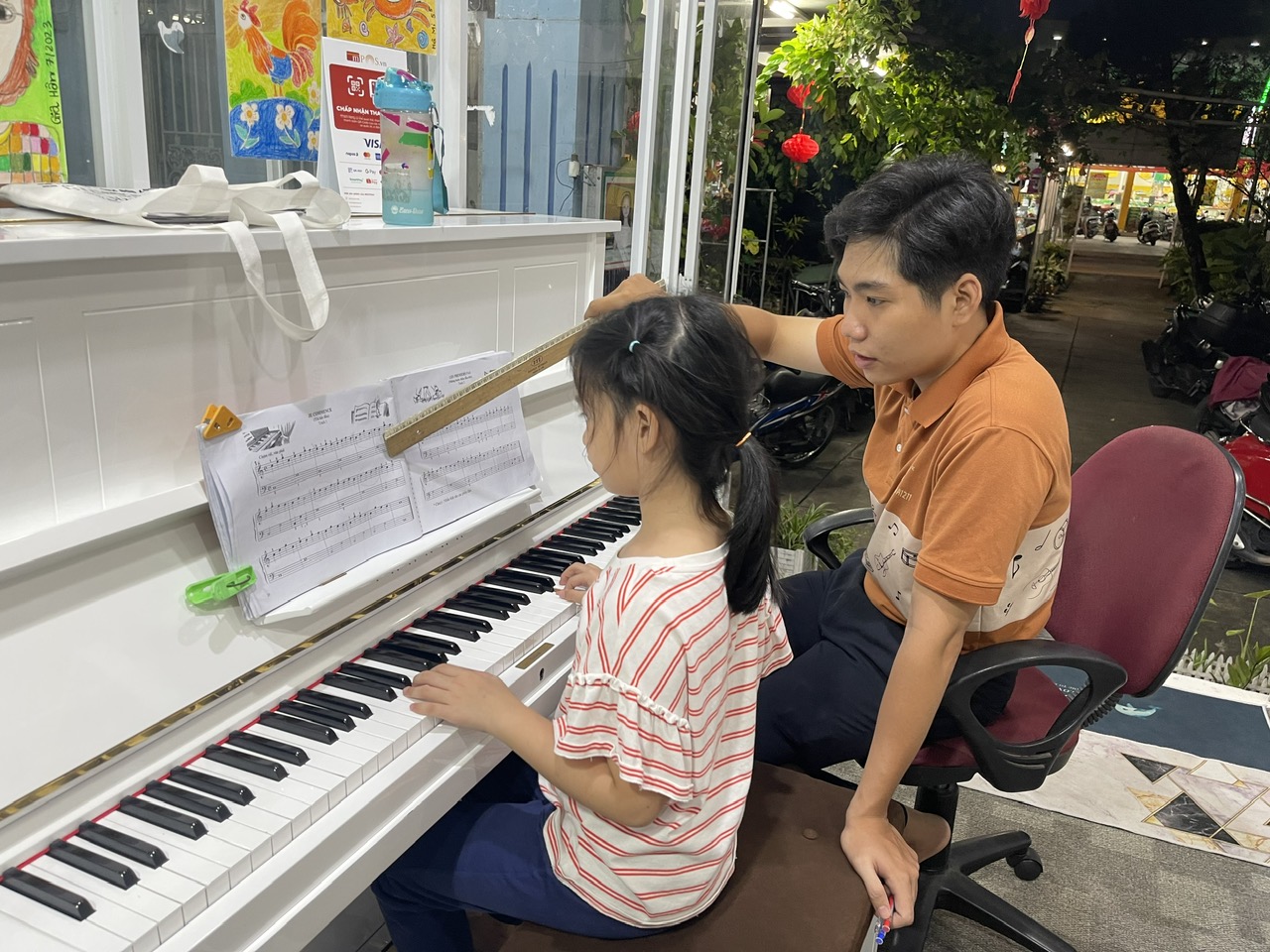 Giáo viên lớp nhạc ChaChaCha Gò Vấp đang hướng dẫn học viên đàn piano