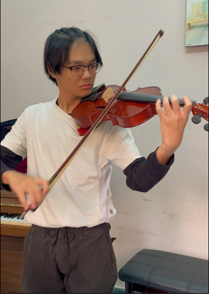 Học viên ChaChaCha đang luyện tập đàn Violin