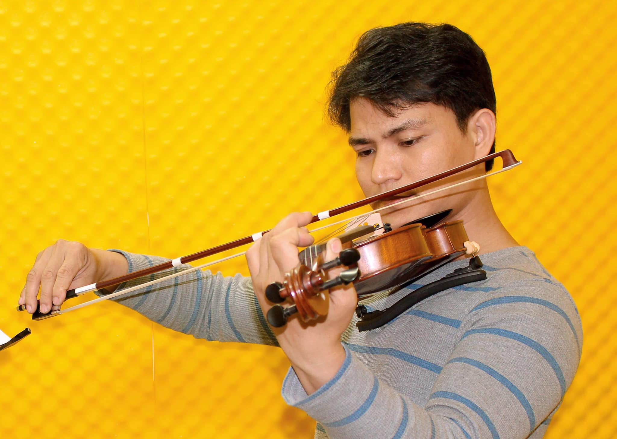 Thầy giáo lớp nhạc ChaChaCha đang biểu diễn đàn violin